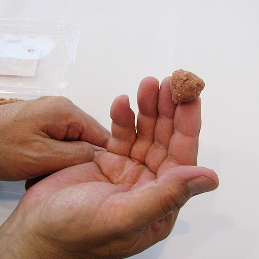 ２．指でだんご状にカタチを整えます。