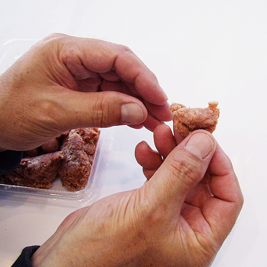 １．鯛ごころ適量を手に取ります。