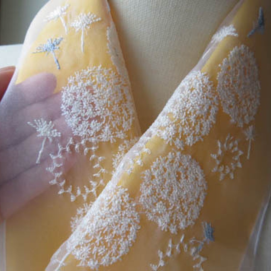 (黄色とのセットは完売いたしました)透け感のあるオーガンジーがタンポポの軽さを表現しています。