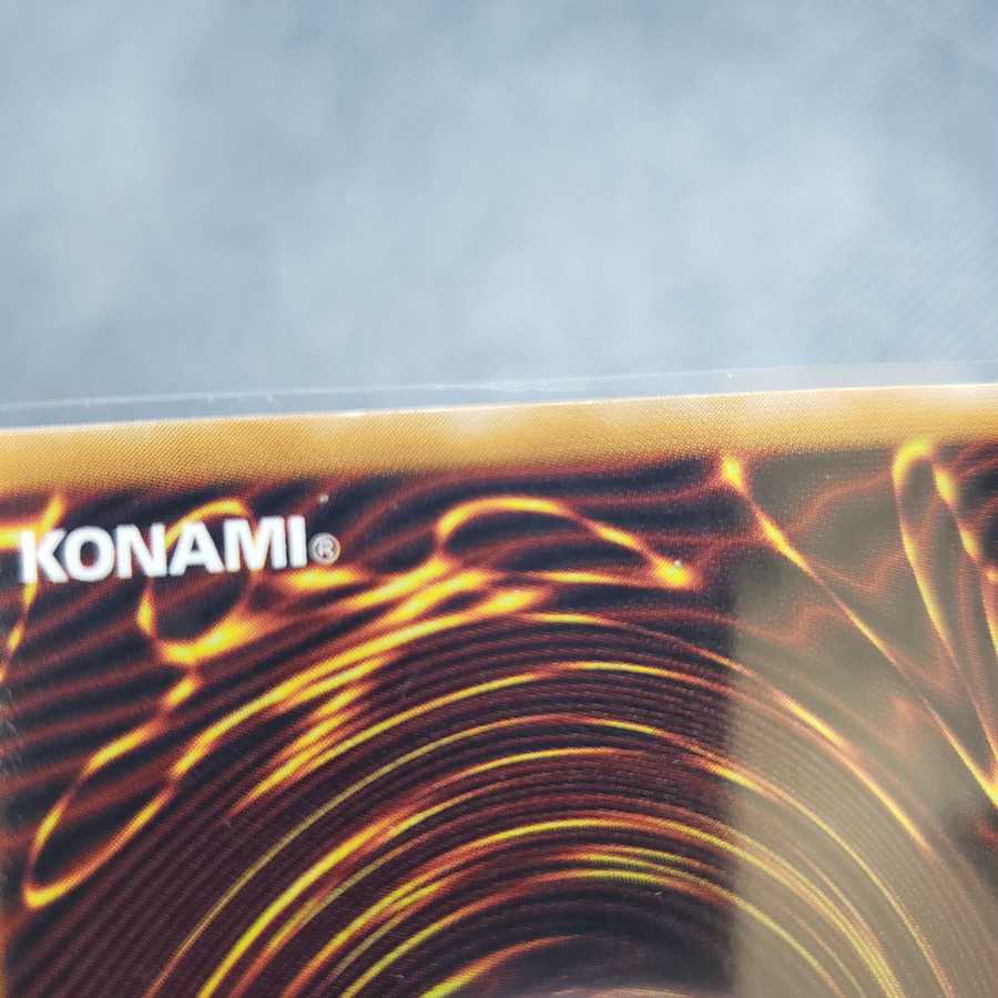 裏面の上部分の縁に白かけがございます。