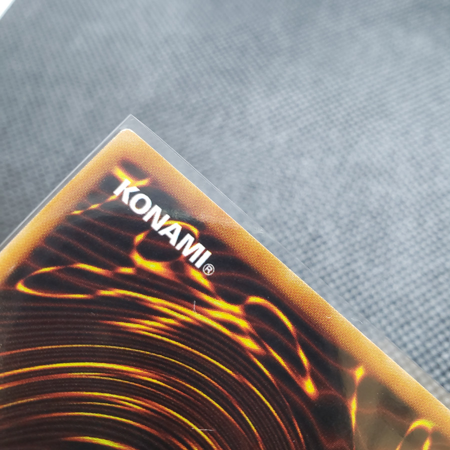 裏面の左上角部分に白かけがございます。