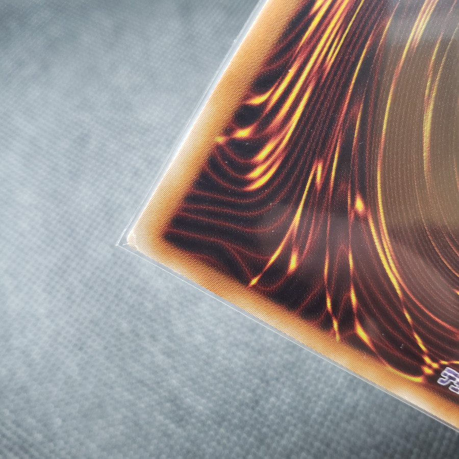 裏面の左下角部分に折れでは無いのですが、傷がございます。