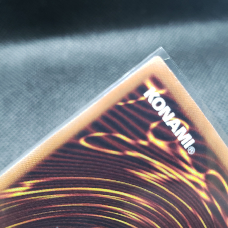 裏面の左上部分KONAMIの『K』の上に白かけがございます。