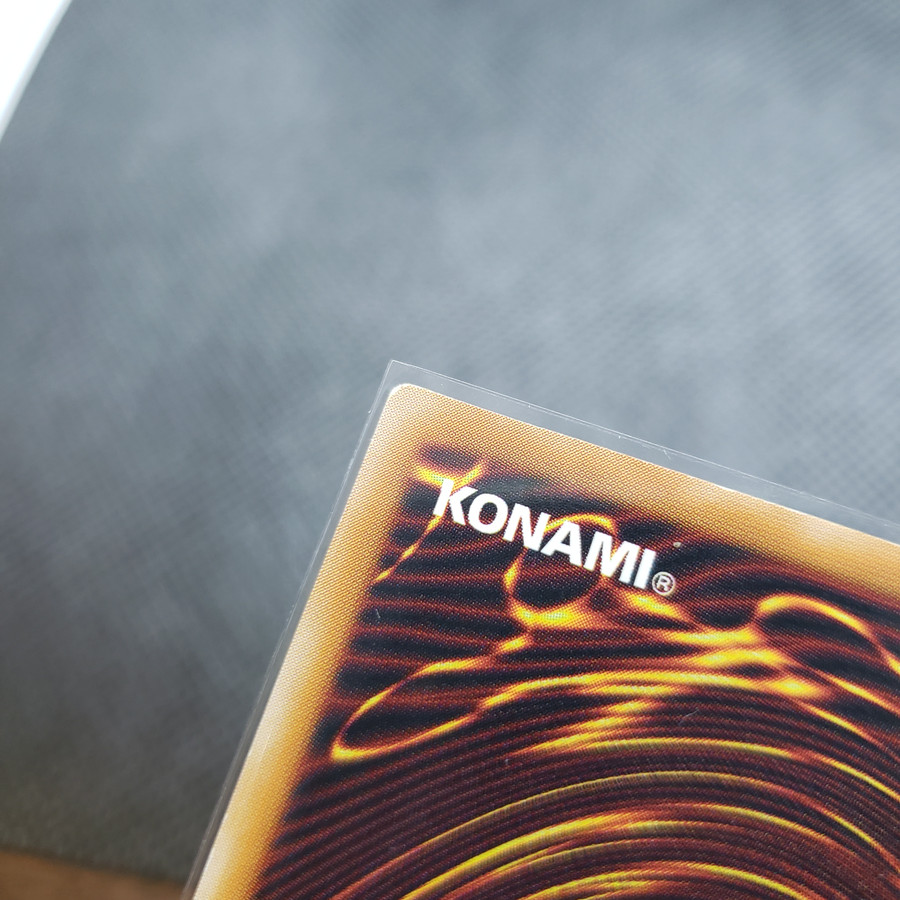 裏面の右上角部分に白かけがございます。