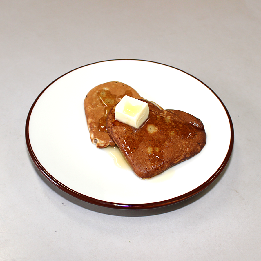 ハートの型で焼き上げたパンケーキ。バターとメープルシロップで♪