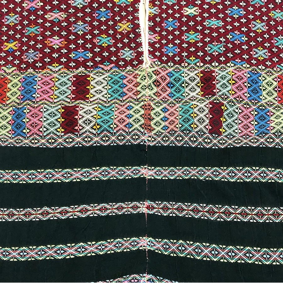 ※イメージ写真　　カレン族の民族衣装、貫頭衣（ポンチョ ）は、作り手により様々な色使い
