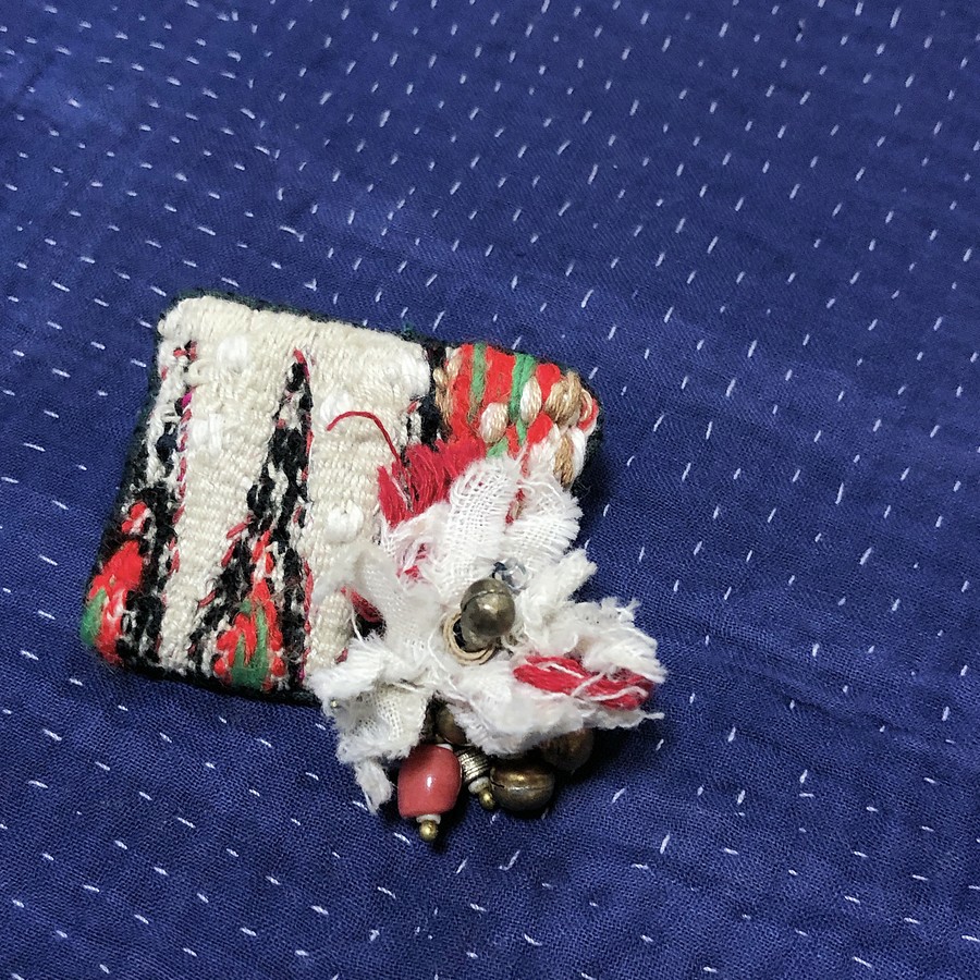 中国ミャオ族の刺繍布　更に刺繍をプラス