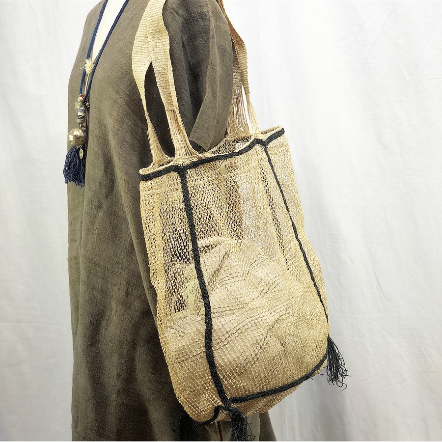 丈夫な葦の繊維で、時間を掛けて編んだカム族のバッグ