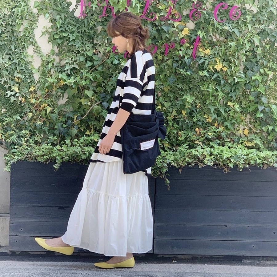 ホワイトのマキシ丈スカートをボトムにもってくるだけで女性らしさがアップ!