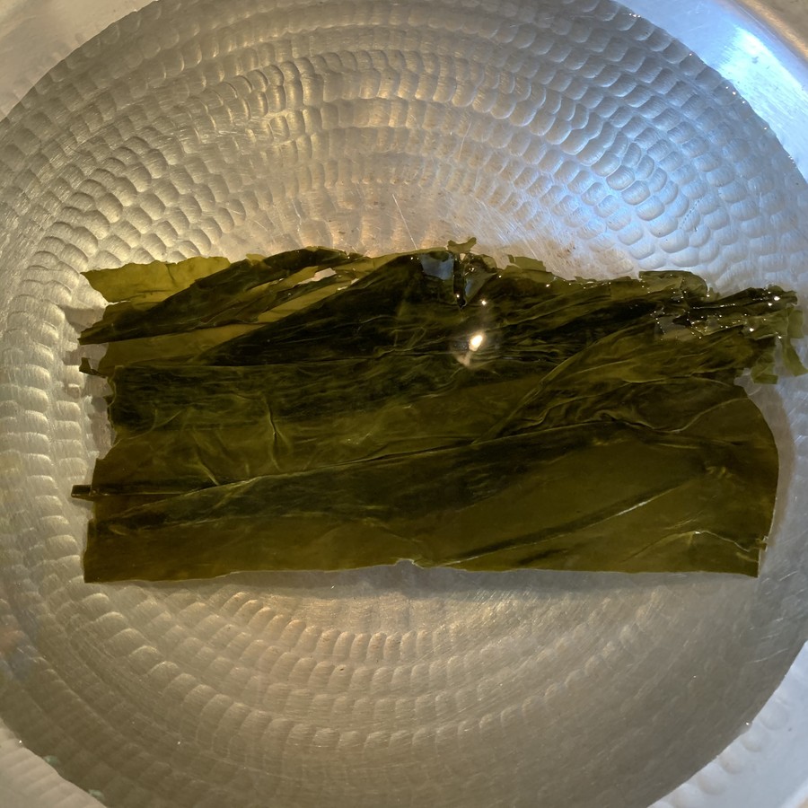 まず、水を2リットル入れ付属の昆布を入れ火をつけてください