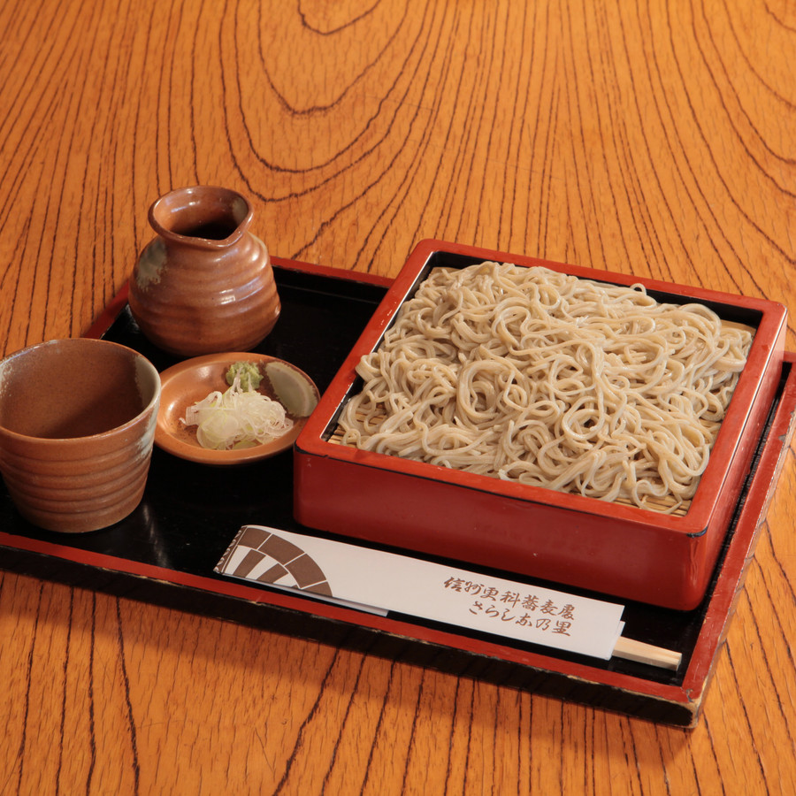 時期や季節により吟味したそばの実を石臼で自家製粉した国産そば粉を使用しています。