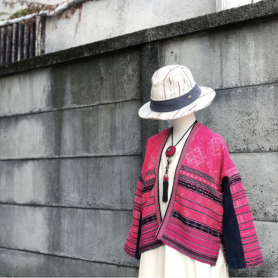 シンプルな洋服に鮮やかなピンクのジャケットが目を引きます◎ 緻密な織りも魅力です
