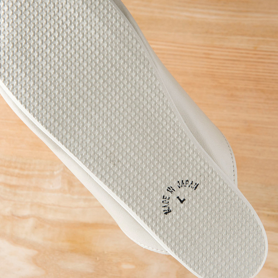 靴底はEVA（発泡ウレタン）で柔らかく、フローリングに傷をつけません。