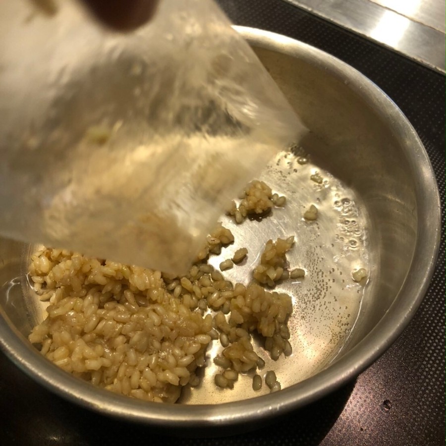 ２．沸騰したブイヨンに雄町米を入れて、火を弱くして軽くかき混ぜます。