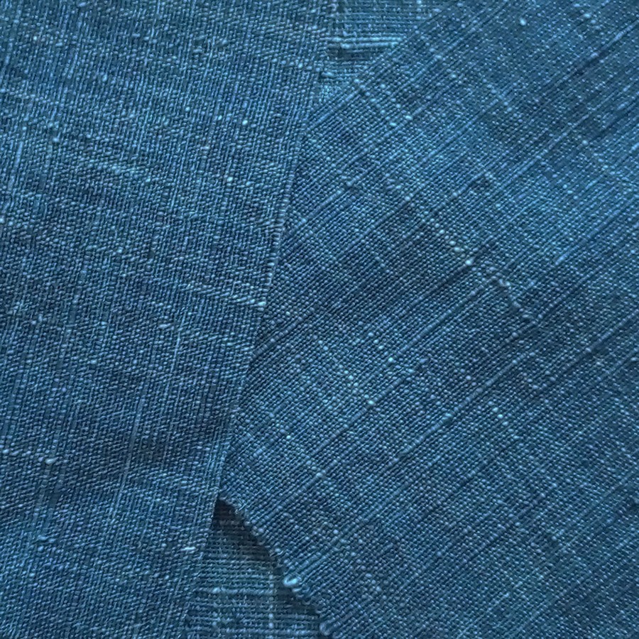 凹凸の美しい藍染の麻糸
