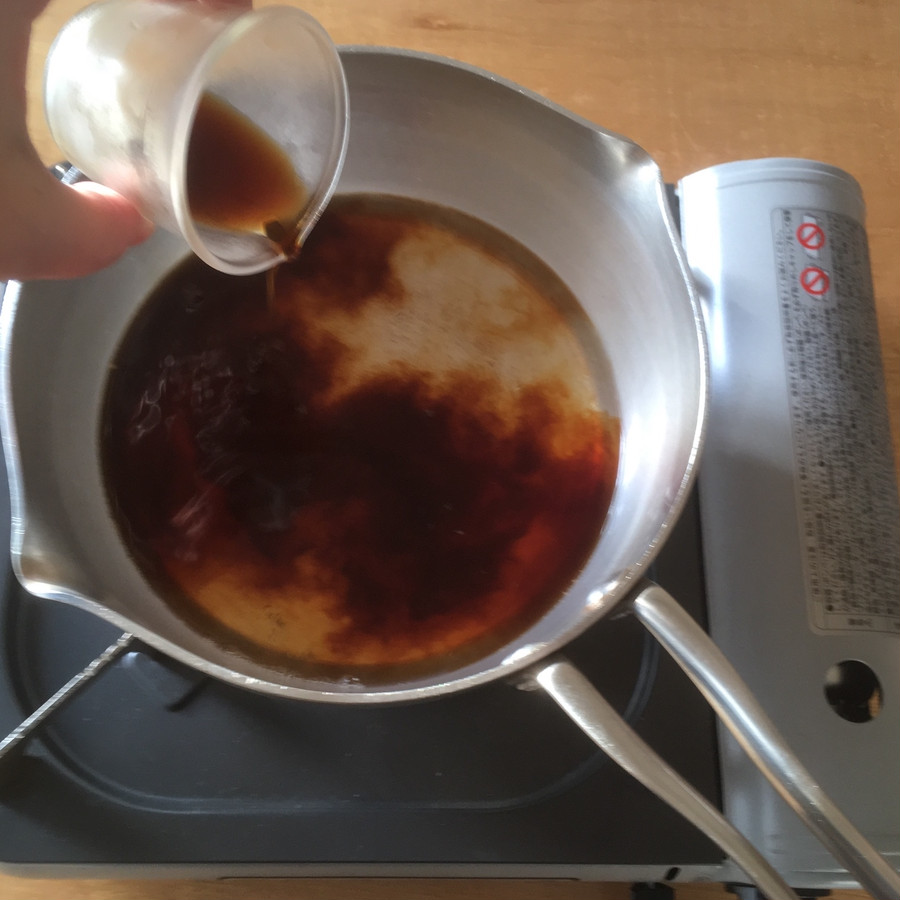 ❷ 鍋にグラニュー糖と水を入れて火にかけ、砂糖を溶かす。  溶けたらシロップを加えて再び火にかける。