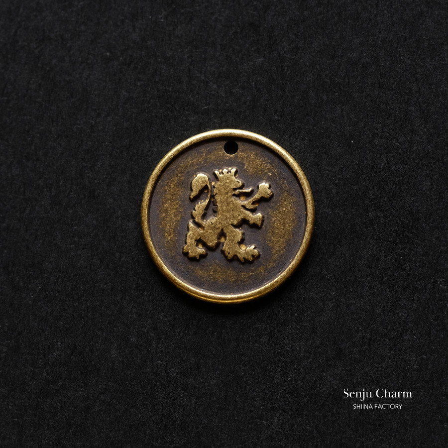 【1個】チャーム コイン 獅子/ライオンの紋章 古美加工（日本製、真鍮、生地） | Senju Charm powered by BASE