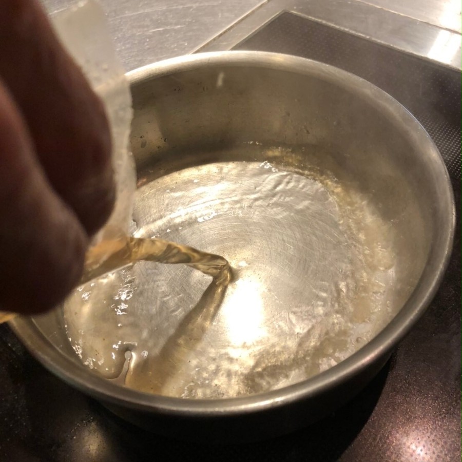 １．添付のブイヨンの封を開け、鍋に移して沸騰させます。