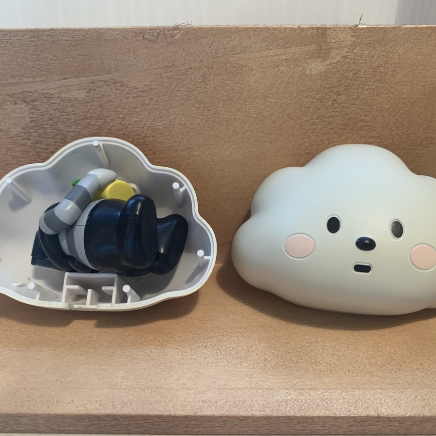 ヘッドを開けると中にボディとアクセサリーパーツが入っています