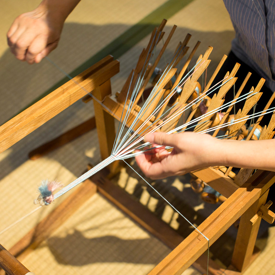 綾竹台、帯締めや羽織紐など平たい組紐を組むときに使われます、