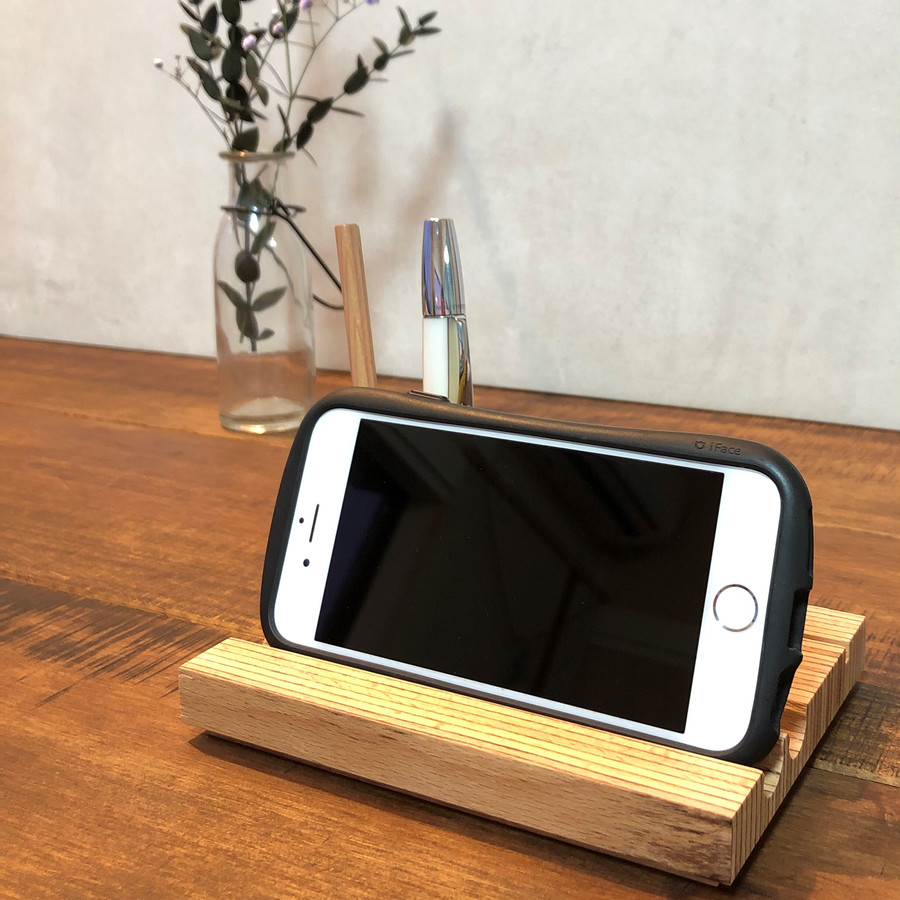 動画視聴時はスマホ用の溝を前にして使用