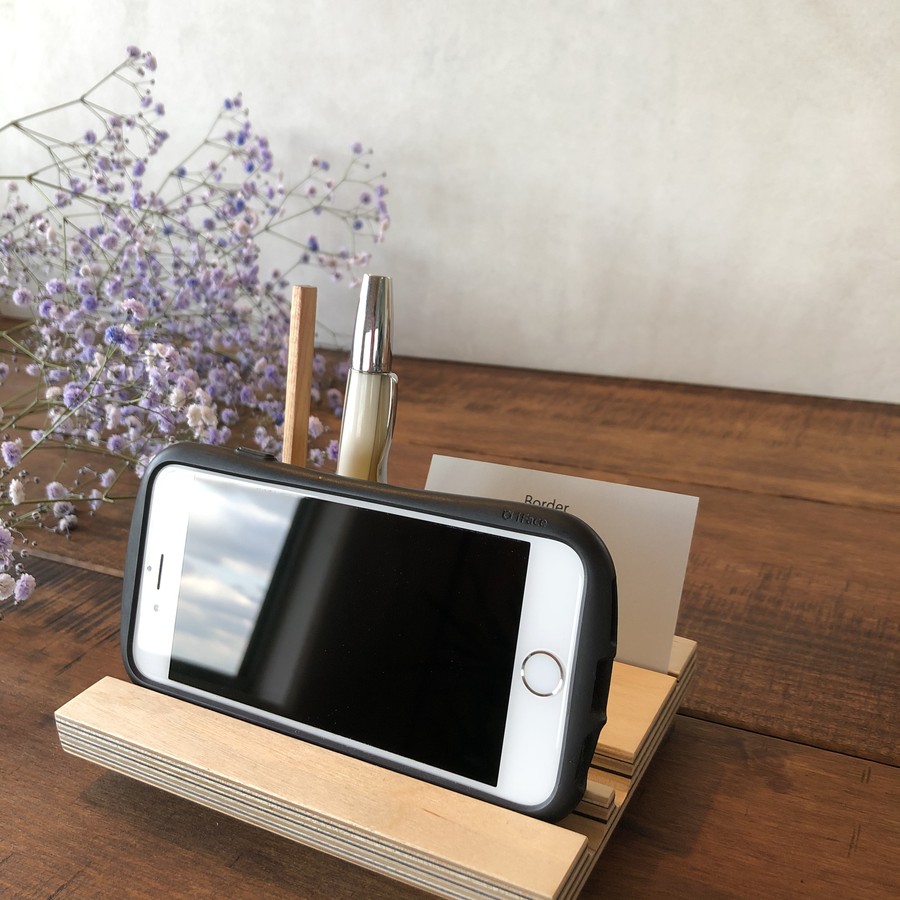 動画視聴の時など、スマホ用の溝を前にして使用