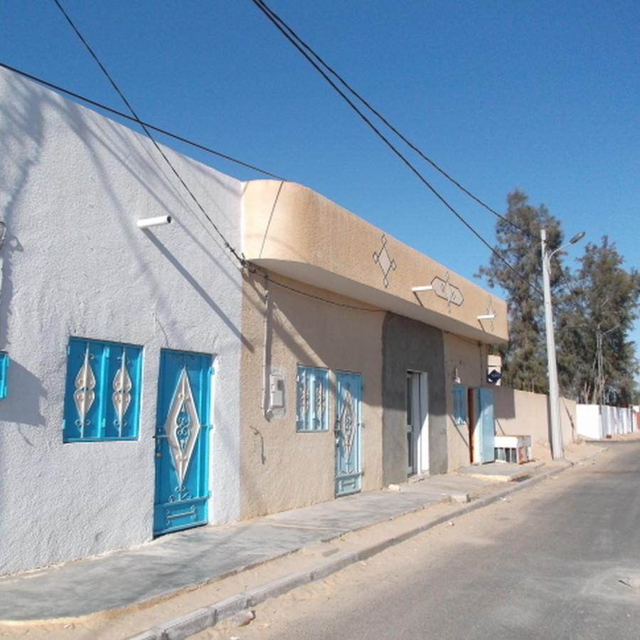 白い壁が眩しいチュニジア南部の田舎町