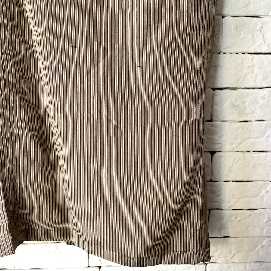 コート正面裾下側、背中裾下側に糸のほつれがあります。