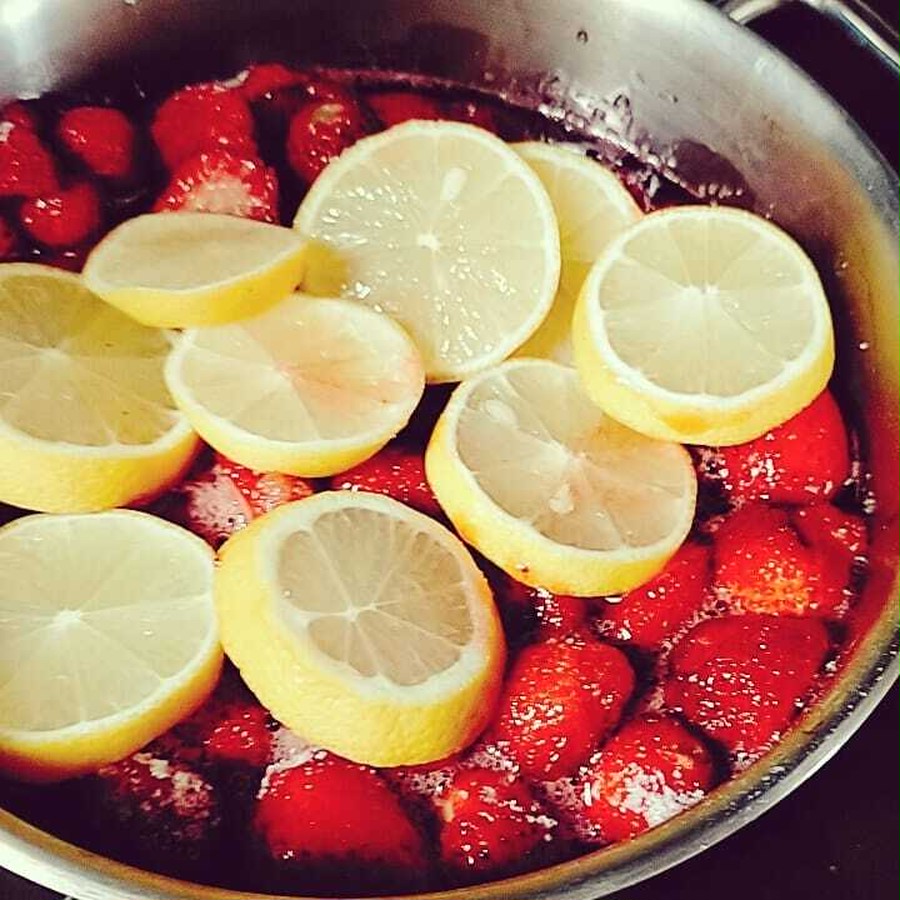 苺、砂糖、レモンだけで作ります。