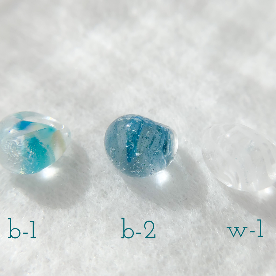 b-1は鮮やかなブルーのMIX。b-2はシックな青にキラキラとしたラメ。w-1は白のマーブル模様です