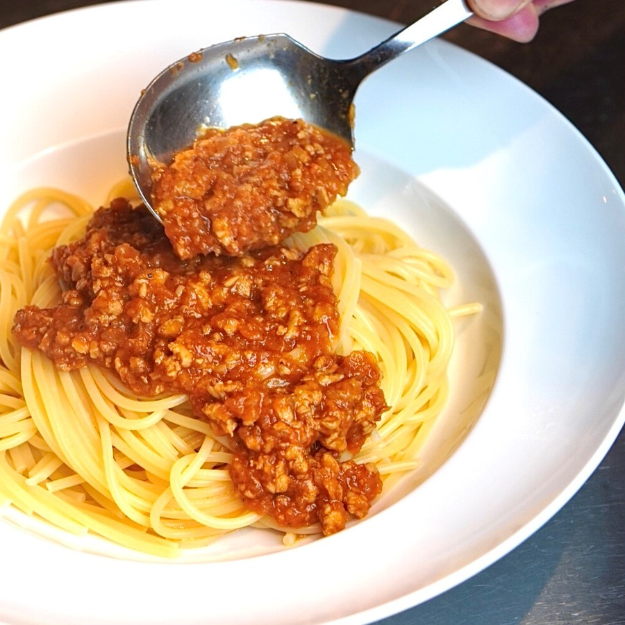 ③茹でたパスタをよく水切りし器に盛り、温めたボロネーゼソースをかけます。