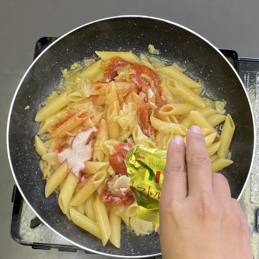 ペンネが硬ければ水を足し、更に煮込みます。良い硬さになったら、トマトソースを入れて混ぜ合わせます。