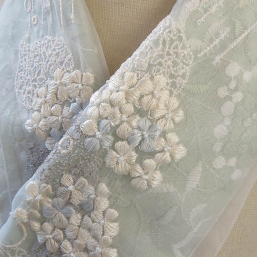 オーガンジーに刺繍した紫陽花の半襟とペールグリーンの刺繍半襟を合わせています。