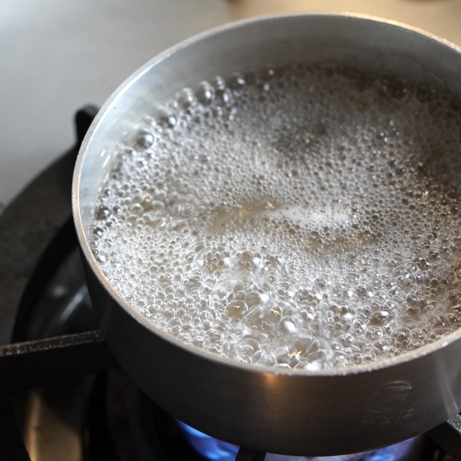 ①パウチが入る大きさの鍋にたっぷりの水をいれ沸騰させます
