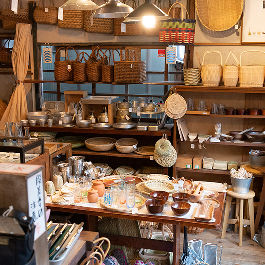 1945年創業の東京・谷中にある荒物屋。店内には昔からの日本の暮らしの道具が並びます