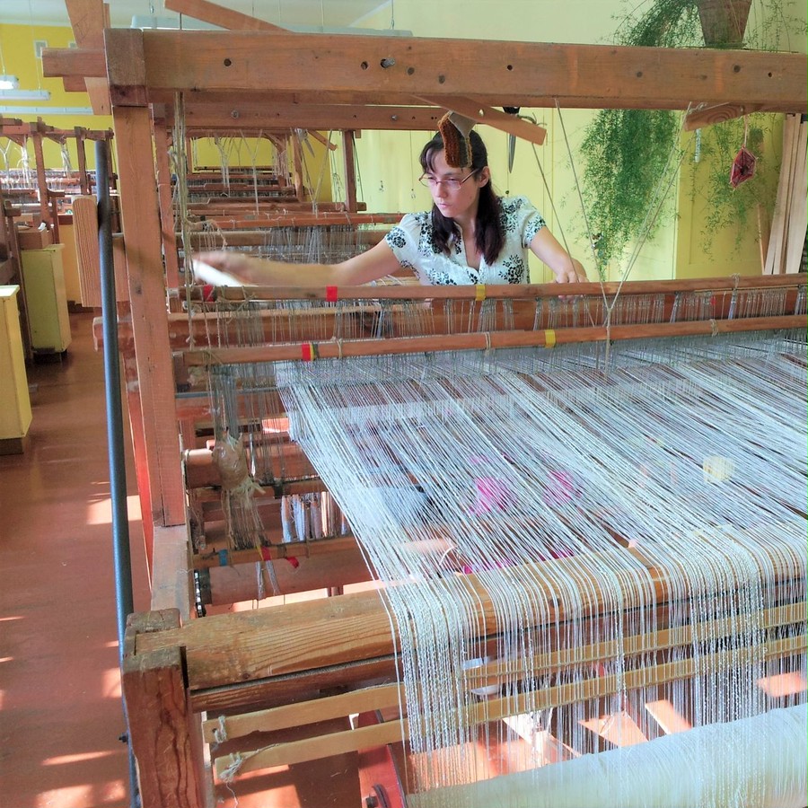 ラトビア北部の織物工房でひとつひとつ丁寧に手織りされています。