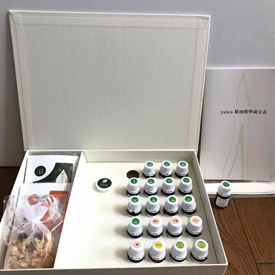 蓋を開けると精油 ・yuica精油標準成分表 ・ボディソープ・シャンプーセット等が入っています