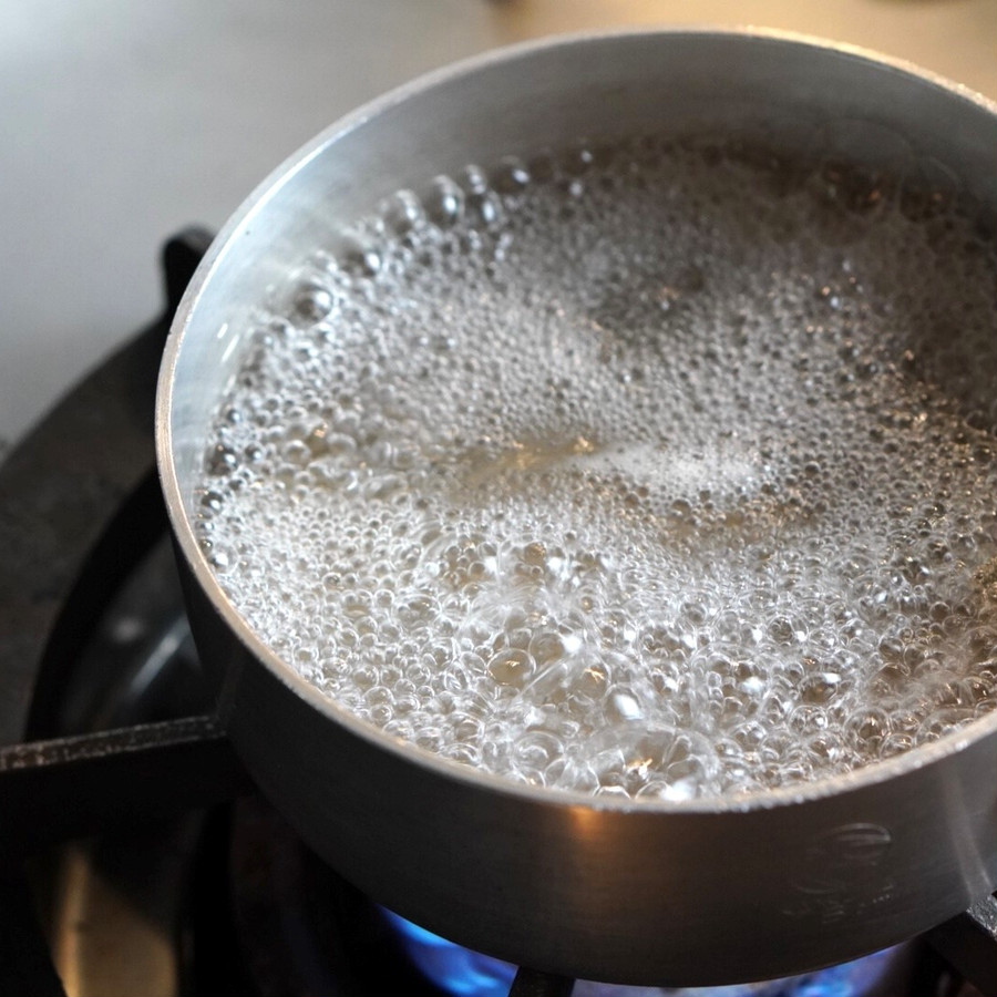①パックが入る大きさの鍋にたっぷりの水をいれ沸騰させます。