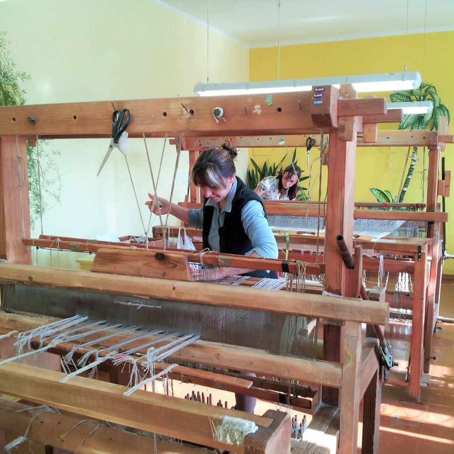 ラトビア北部の織物工房でひとつひとつに手織りされています。