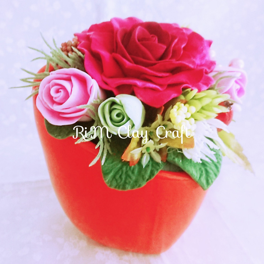 周りに可愛いカラフルなミニローズ