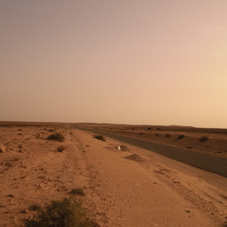 砂漠の中を突き抜ける１本道
