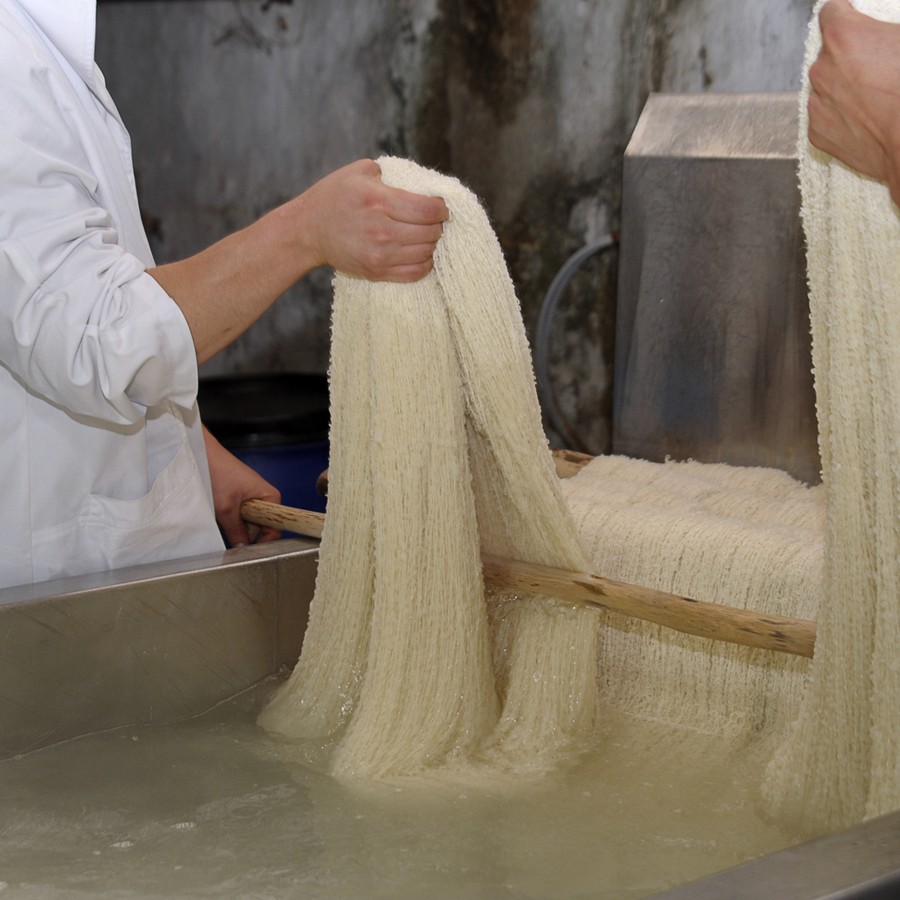 熟練した職人の手によって糸染め・織り・加工という工程を一貫しておこなっている